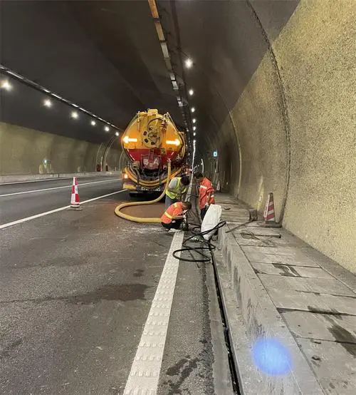 昆山隧道排水渠清淤